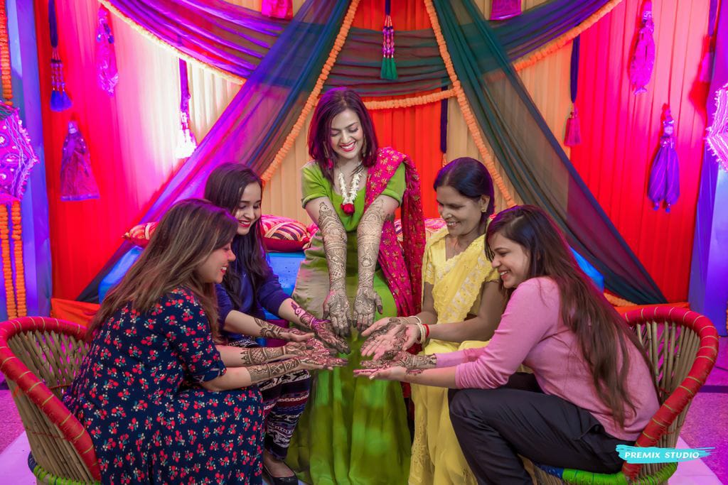 mehndi with bridesmaid