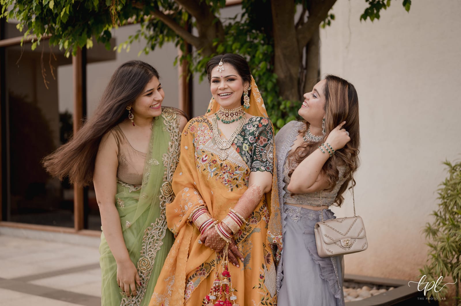 bridesmaid poses