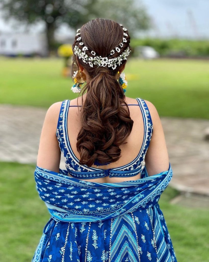 Short hair ponytail for mehendi