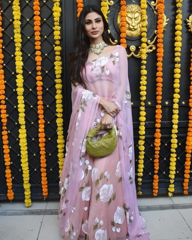 mouni roy in pink lehenga